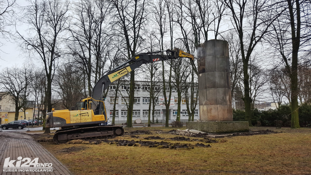 Pomnik Wdzięczności zamienia się w stertę gruzu