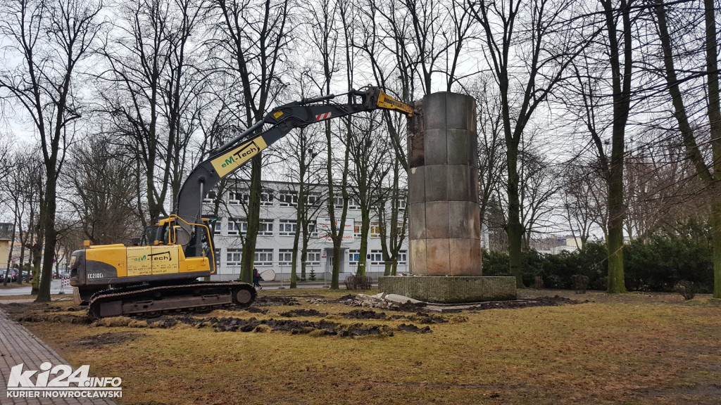 Pomnik Wdzięczności zamienia się w stertę gruzu