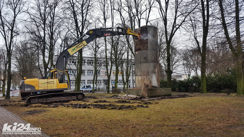 Pomnik Wdzięczności zamienia się w stertę gruzu