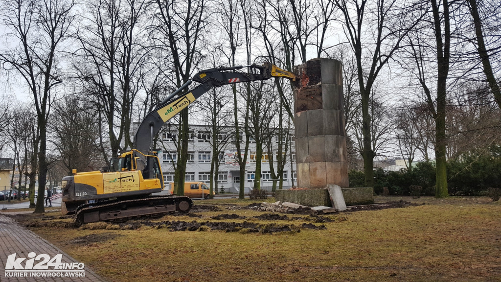 Pomnik Wdzięczności zamienia się w stertę gruzu