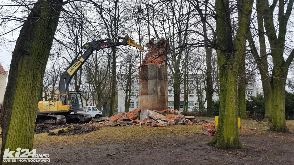 Pomnik Wdzięczności zamienia się w stertę gruzu
