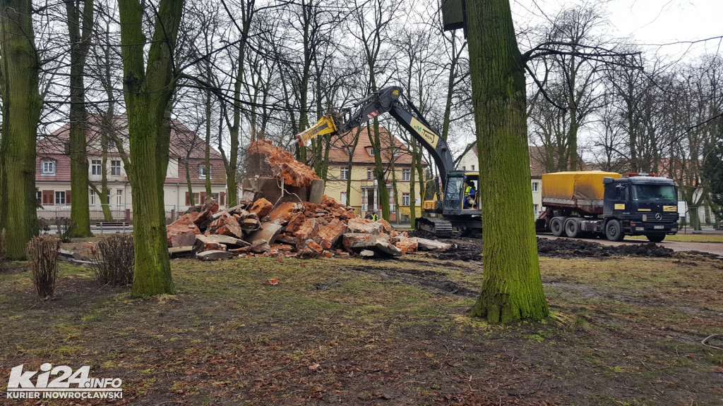 Pomnik Wdzięczności zamienia się w stertę gruzu