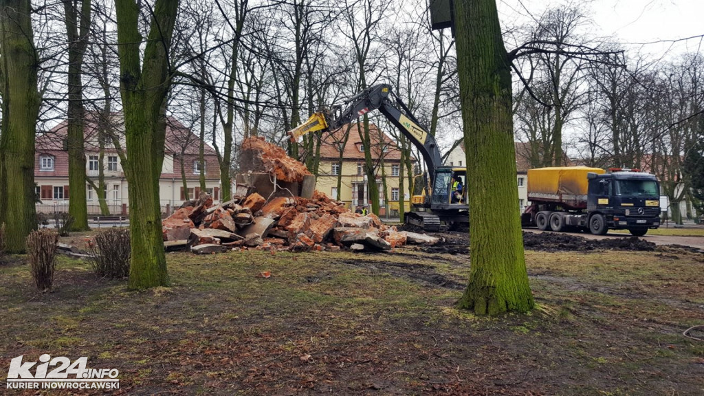 Pomnik Wdzięczności zamienia się w stertę gruzu