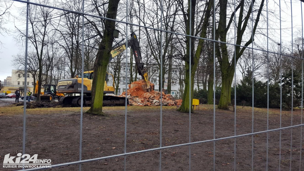 Pomnik Wdzięczności zamienia się w stertę gruzu