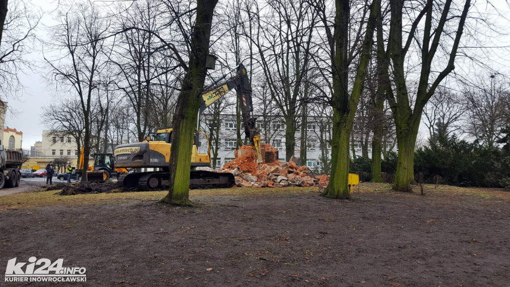 Pomnik Wdzięczności zamienia się w stertę gruzu