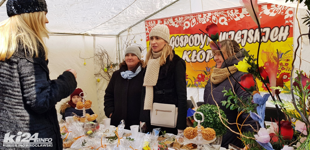 Kiermasz wielkanocny przed Urzędem Gminy