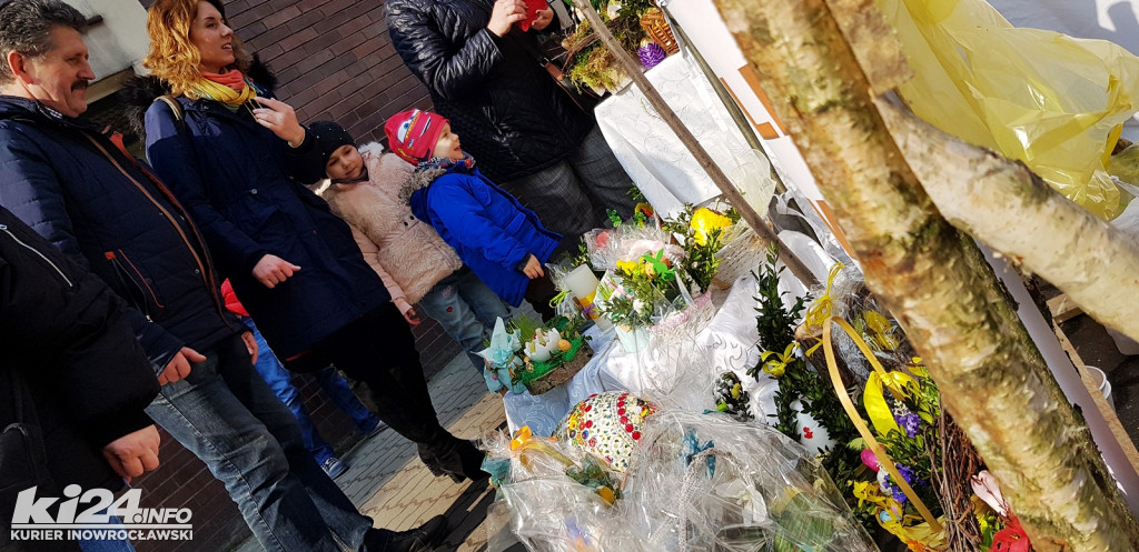 Kiermasz wielkanocny przed Urzędem Gminy