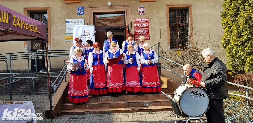 Kiermasz wielkanocny przed Urzędem Gminy