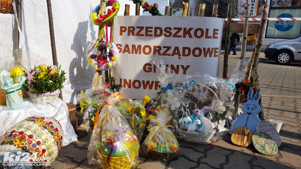 Kiermasz wielkanocny przed Urzędem Gminy