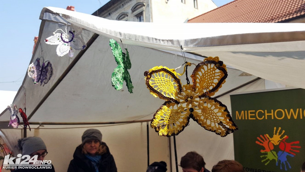 Kiermasz wielkanocny przed Urzędem Gminy
