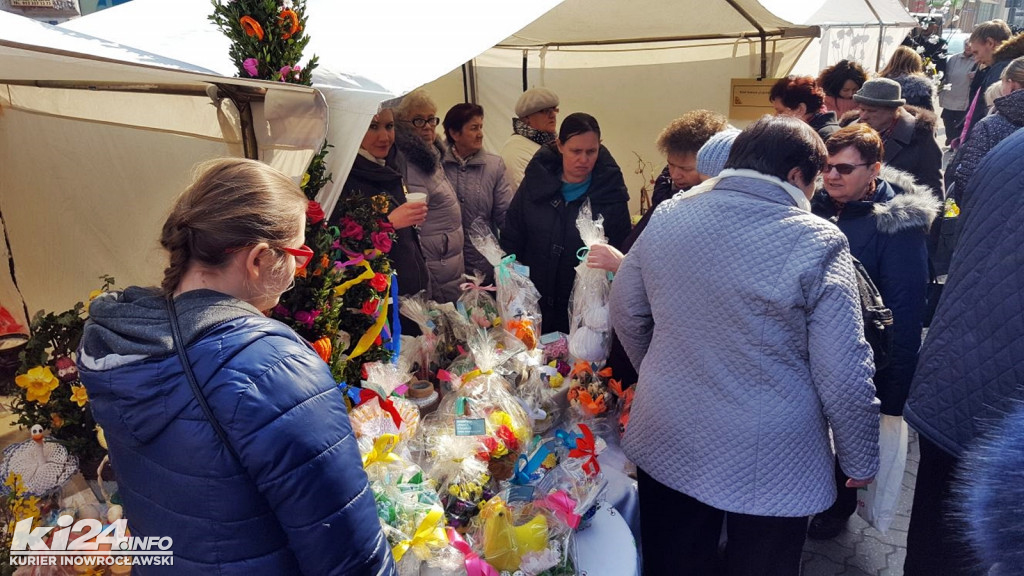 Kiermasz wielkanocny przed Urzędem Gminy
