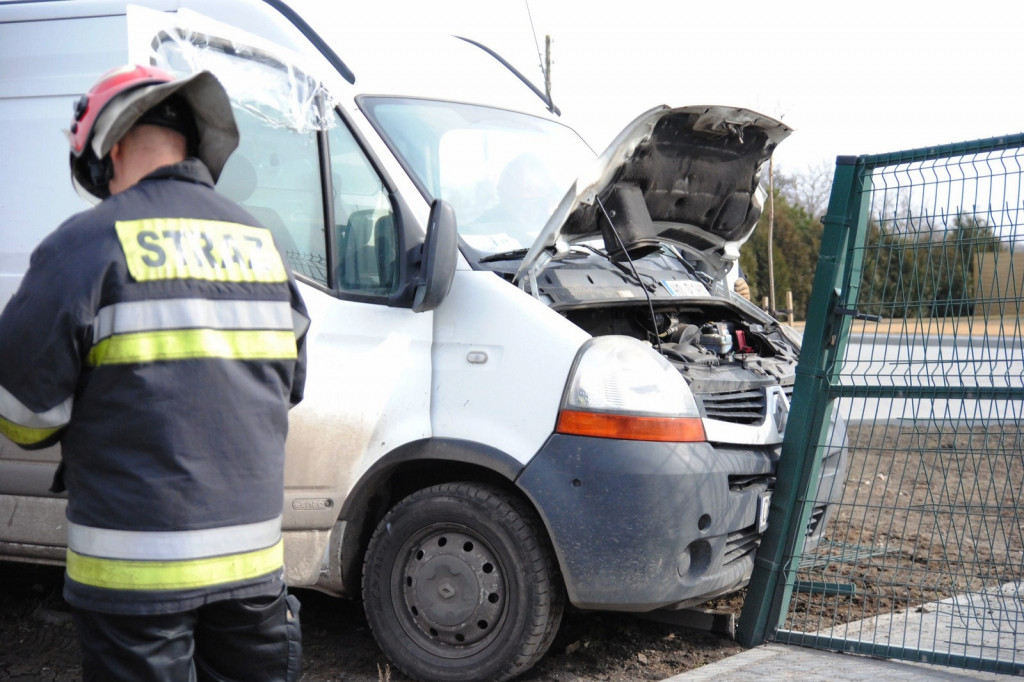 Renault wjechał w ogrodzenie przedszkola