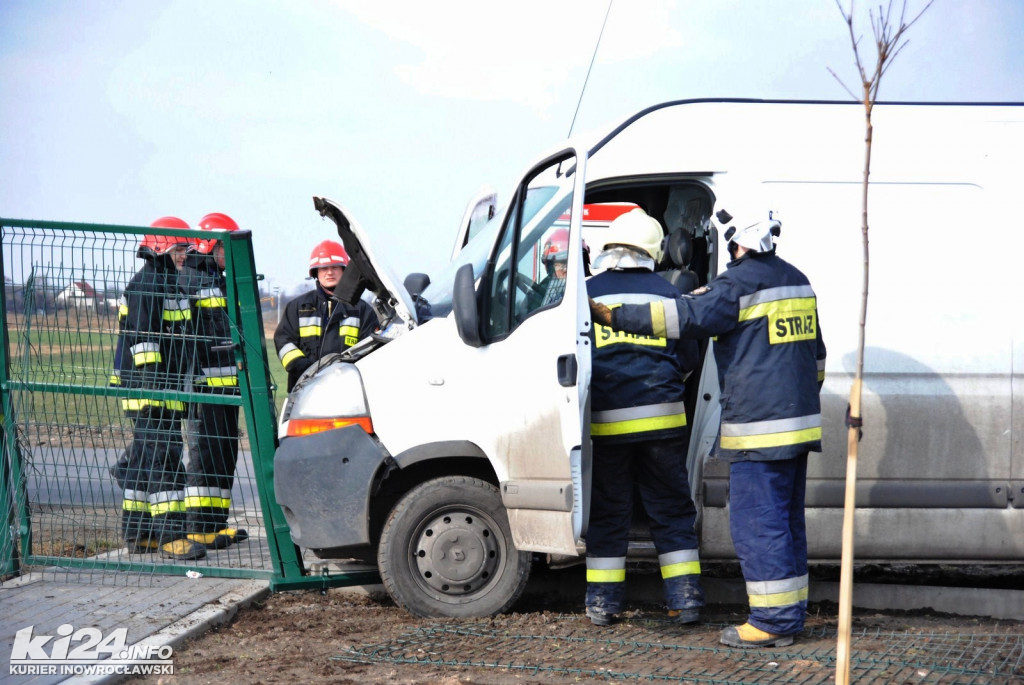 Renault wjechał w ogrodzenie przedszkola