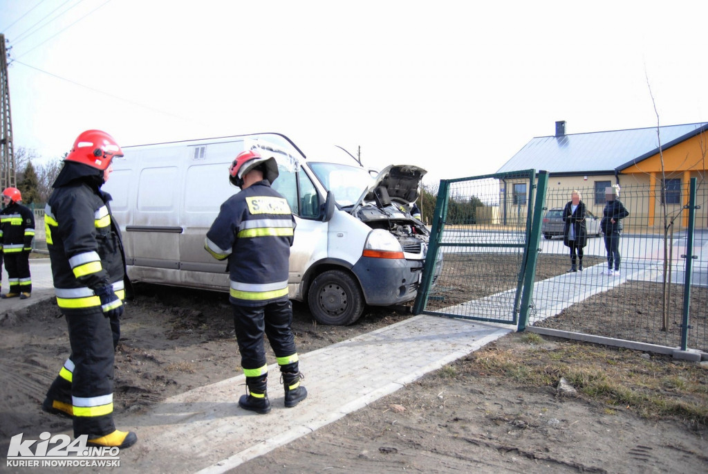 Renault wjechał w ogrodzenie przedszkola
