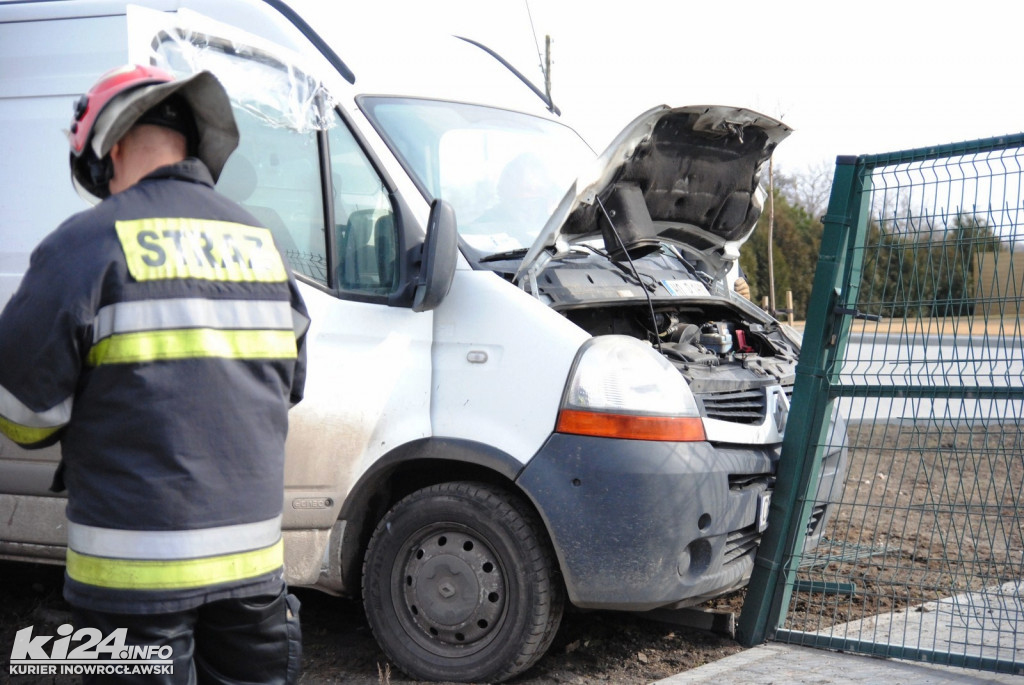Renault wjechał w ogrodzenie przedszkola
