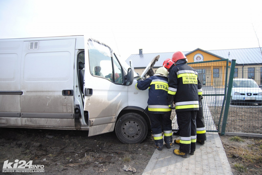 Renault wjechał w ogrodzenie przedszkola