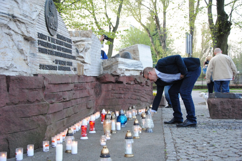 Świeczkowy happening pod pomnikiem