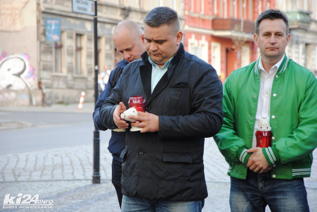 Świeczkowy happening pod pomnikiem