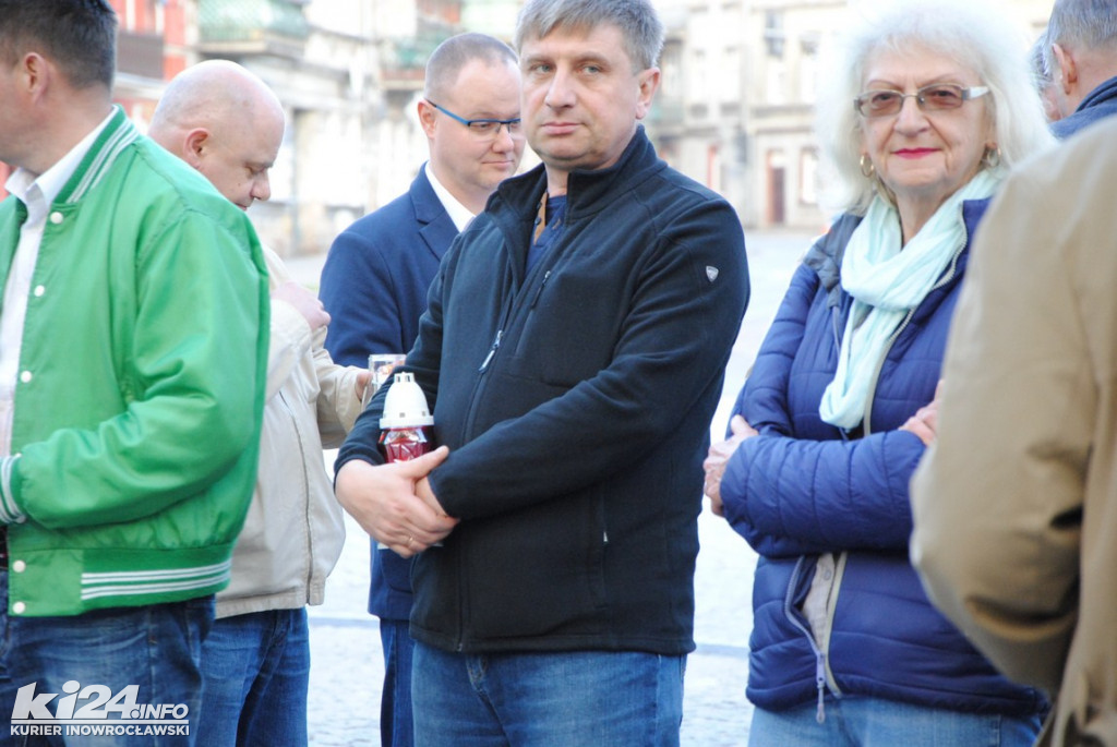 Świeczkowy happening pod pomnikiem