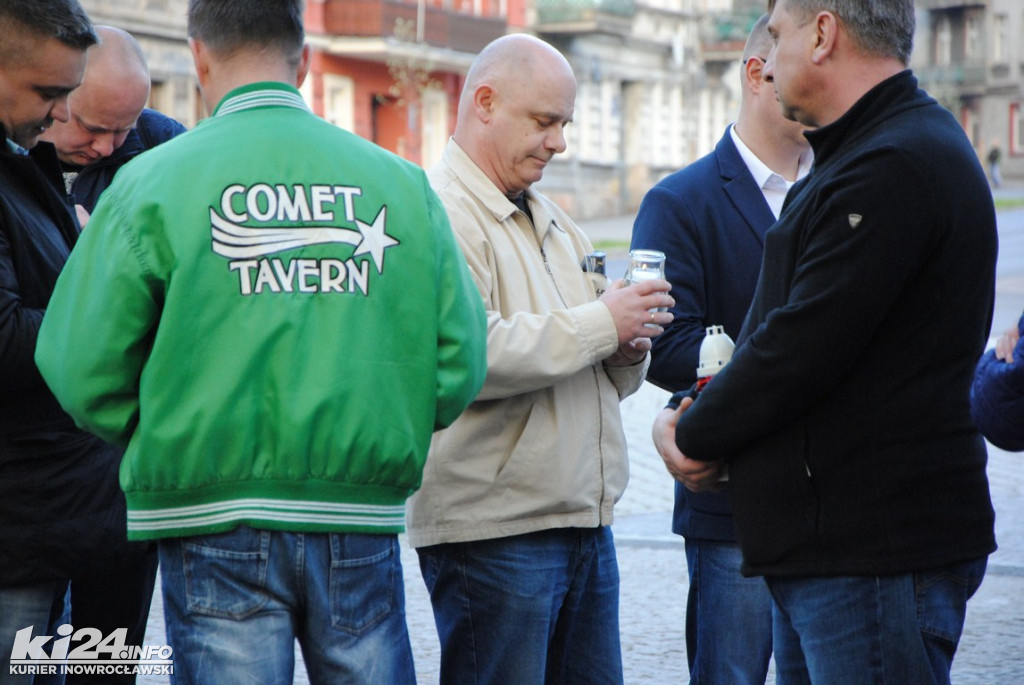 Świeczkowy happening pod pomnikiem