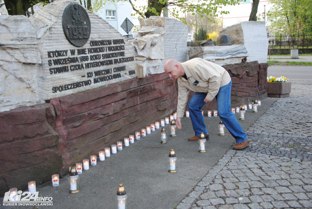 Świeczkowy happening pod pomnikiem