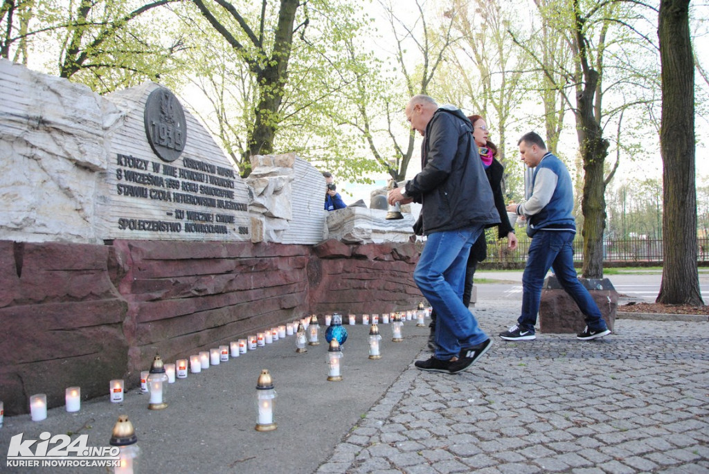 Świeczkowy happening pod pomnikiem