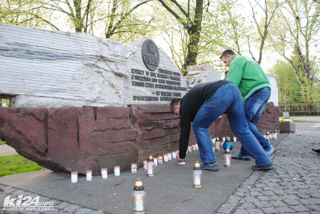 Świeczkowy happening pod pomnikiem