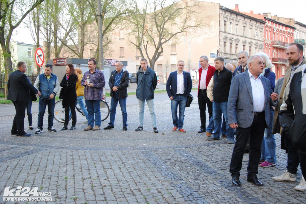 Świeczkowy happening pod pomnikiem