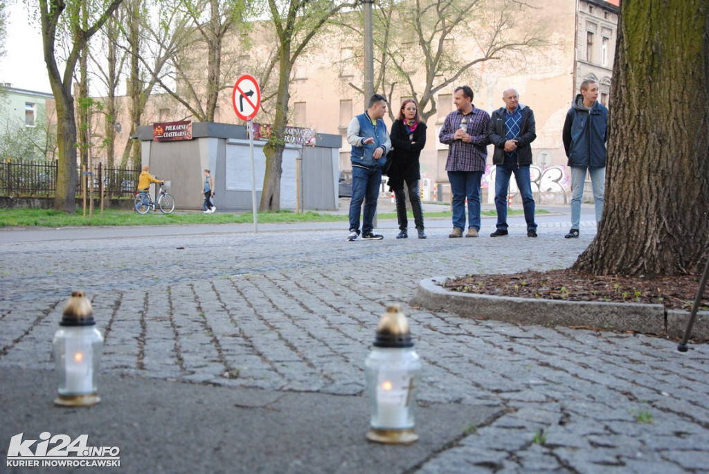 Świeczkowy happening pod pomnikiem