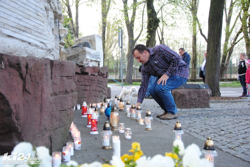 Świeczkowy happening pod pomnikiem