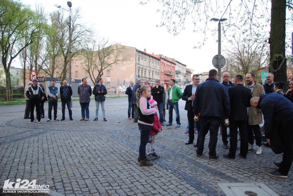 Świeczkowy happening pod pomnikiem