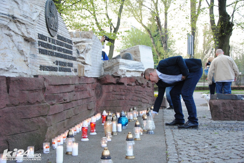 Świeczkowy happening pod pomnikiem