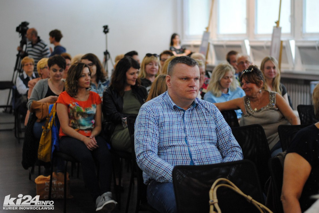 Alek Rogoziński w bibliotece