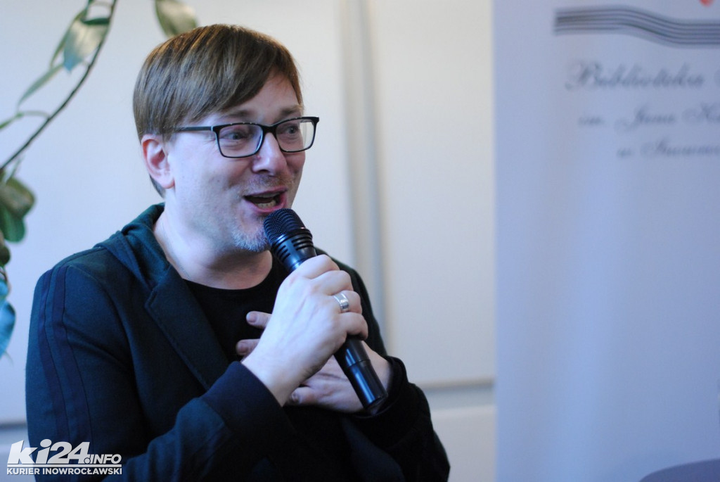 Alek Rogoziński w bibliotece