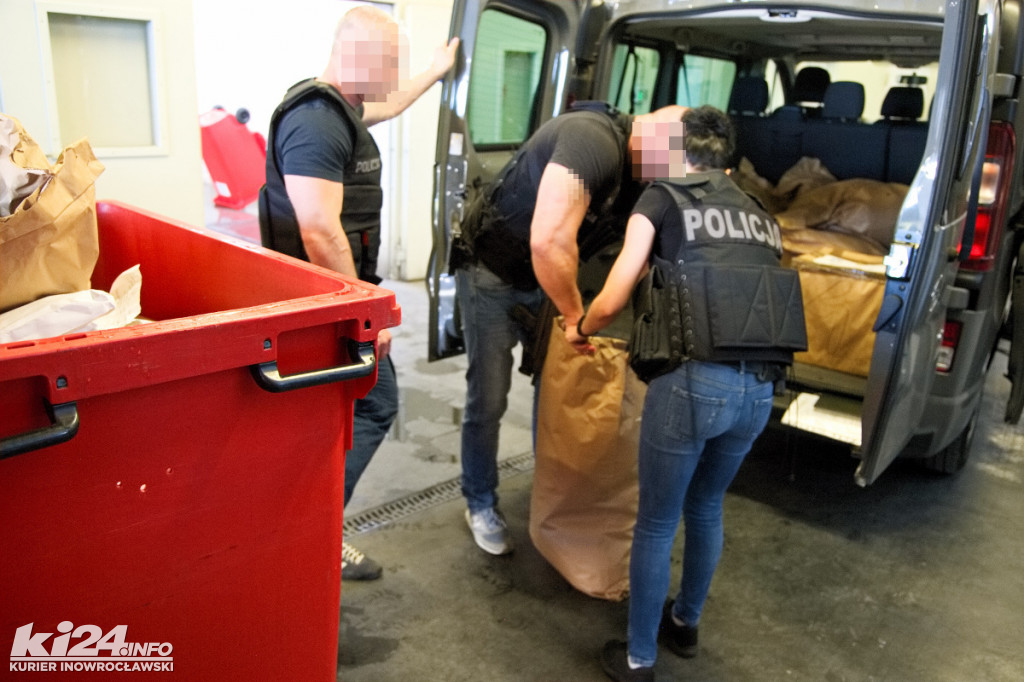 Policjanci palą narkotyki