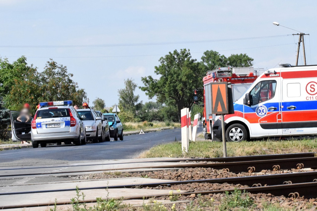Potrójna kraksa przy przejeździe kolejowym w Kłopocie
