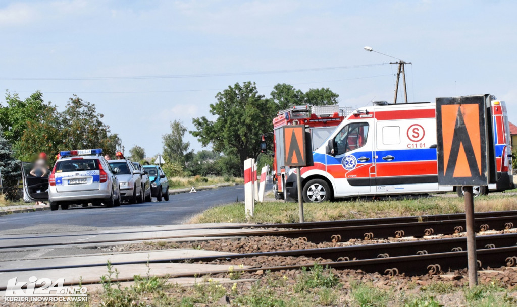 Potrójna kraksa przy przejeździe kolejowym w Kłopocie