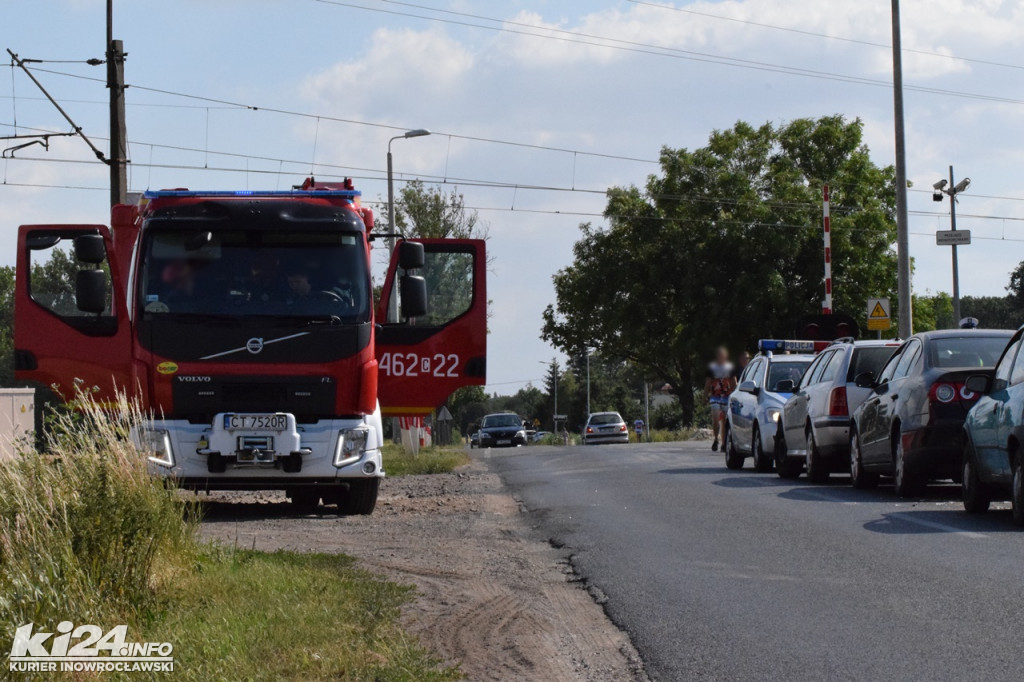 Potrójna kraksa przy przejeździe kolejowym w Kłopocie