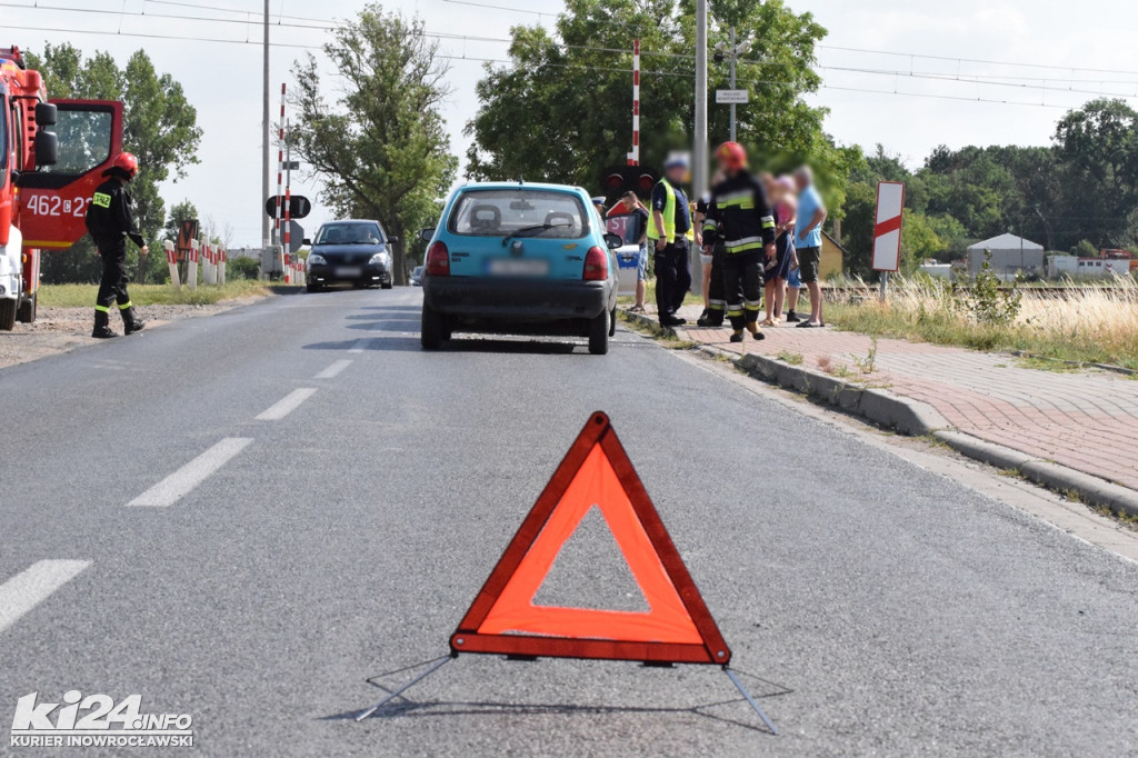 Potrójna kraksa przy przejeździe kolejowym w Kłopocie