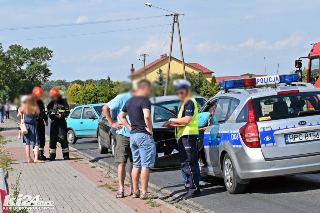 Potrójna kraksa przy przejeździe kolejowym w Kłopocie