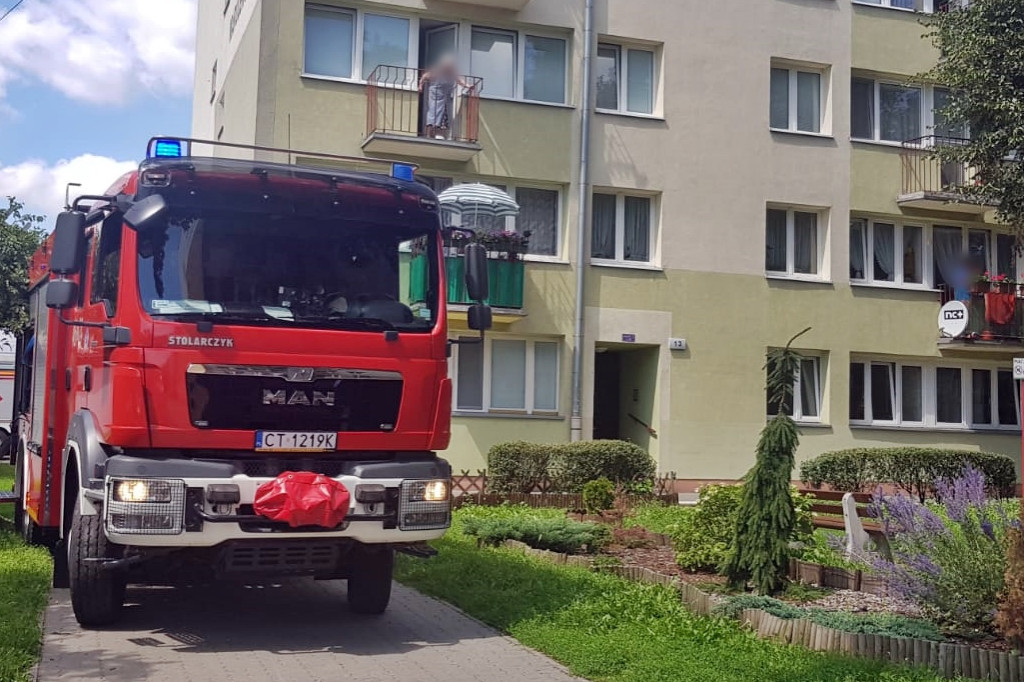 Mężczyzna ewakuowany z zadymionego mieszkania na os. Piastowskim