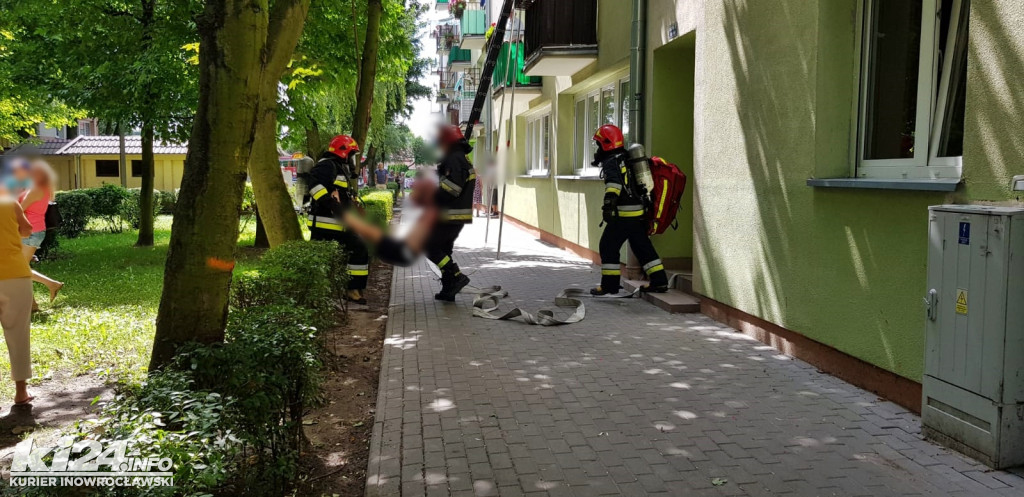 Mężczyzna ewakuowany z zadymionego mieszkania na os. Piastowskim