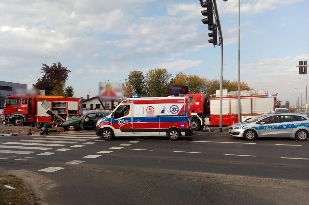 Mercedes skosił słup sygnalizacji świetlnej