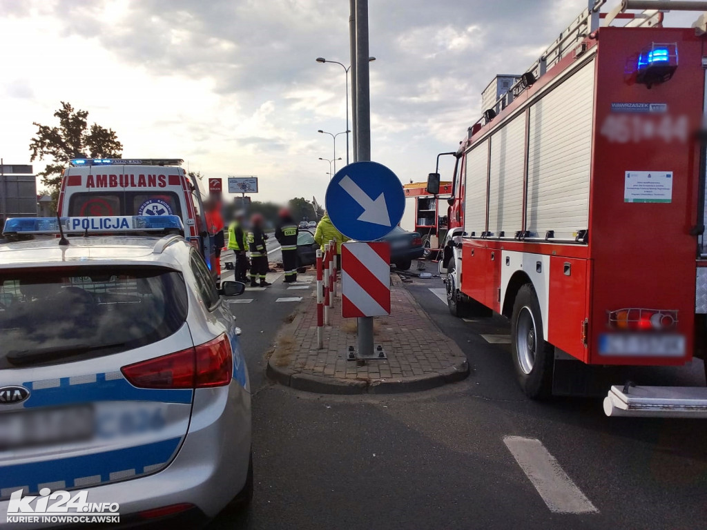 Mercedes skosił słup sygnalizacji świetlnej