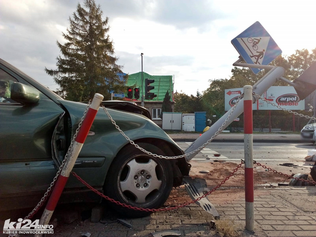 Mercedes skosił słup sygnalizacji świetlnej