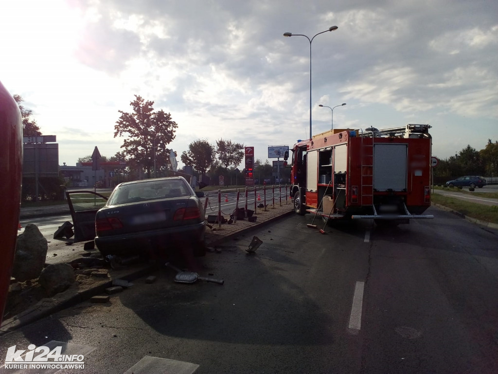 Mercedes skosił słup sygnalizacji świetlnej