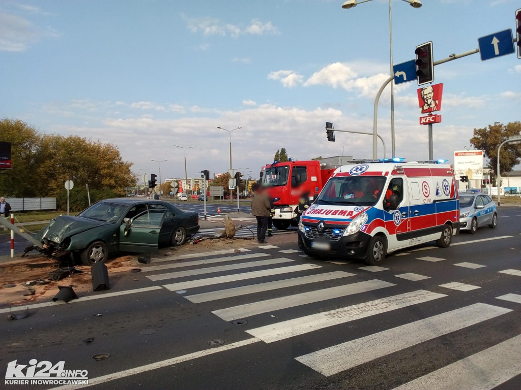 Mercedes skosił słup sygnalizacji świetlnej