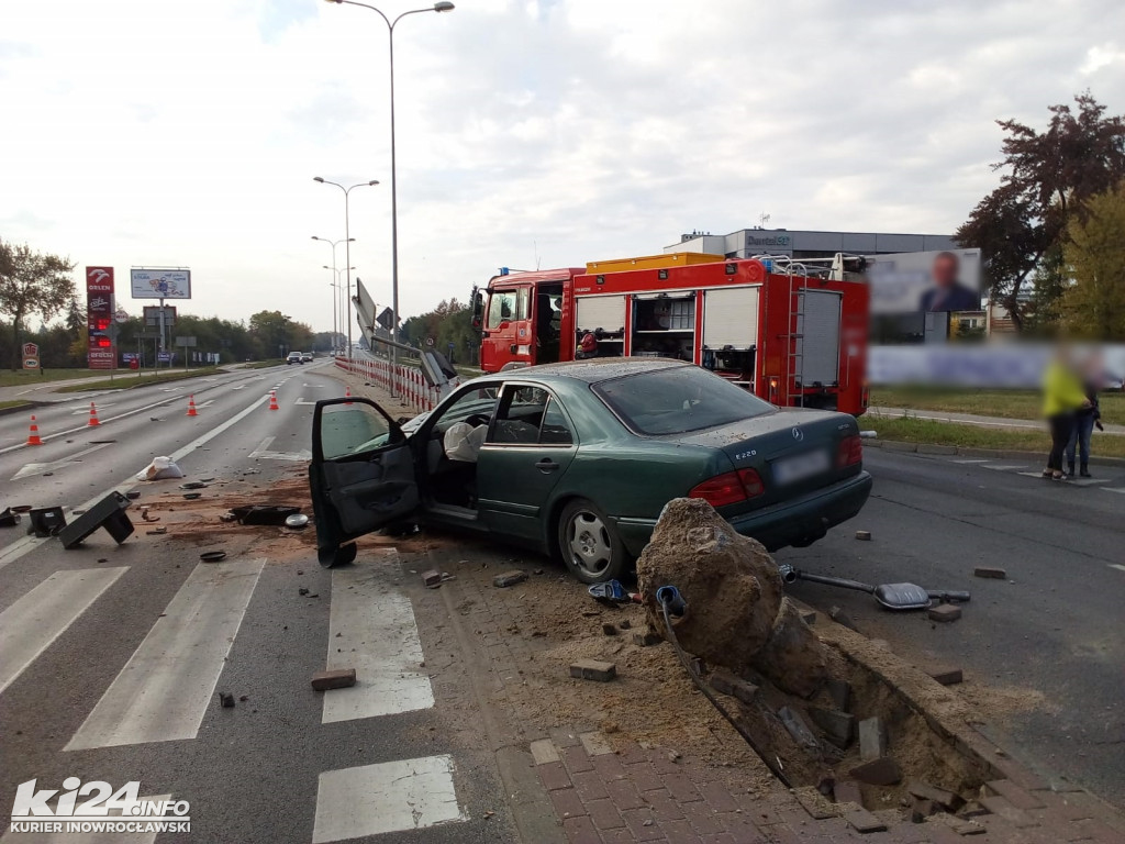 Mercedes skosił słup sygnalizacji świetlnej