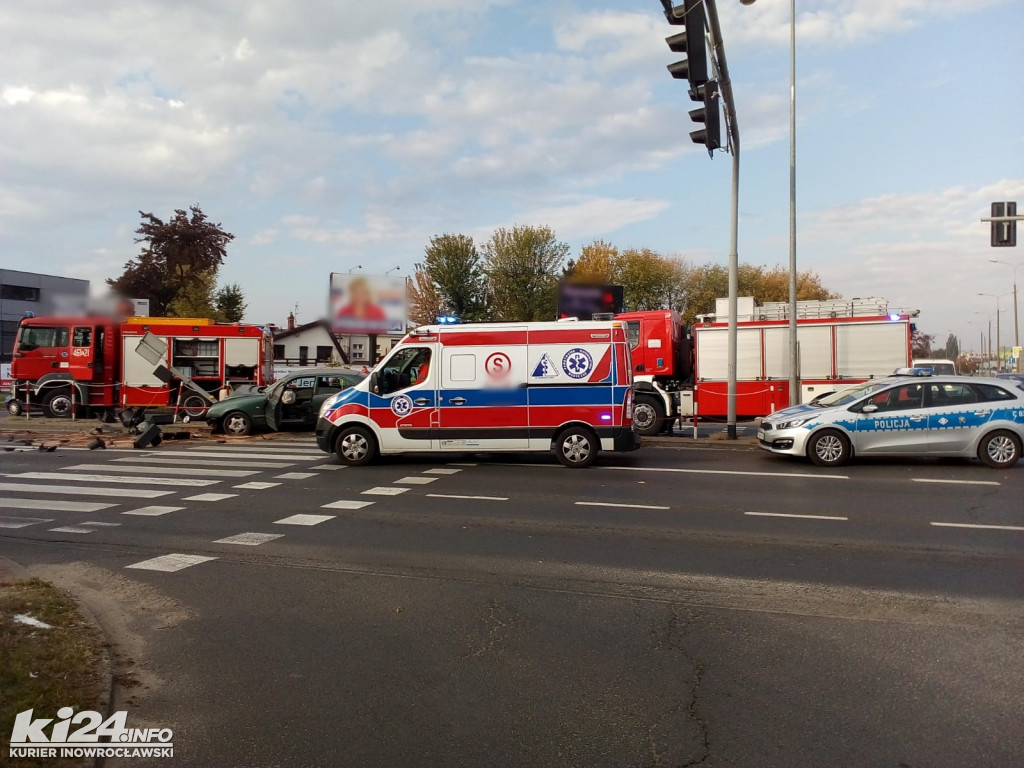 Mercedes skosił słup sygnalizacji świetlnej