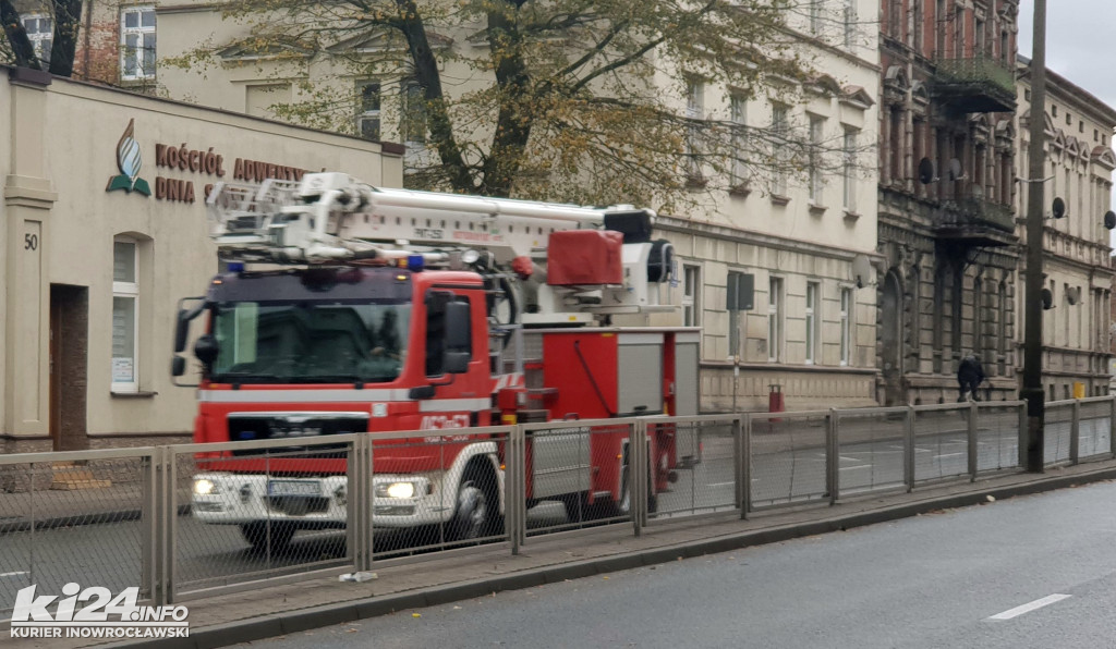 Stażacy usuwają części uszkodzonego dachu